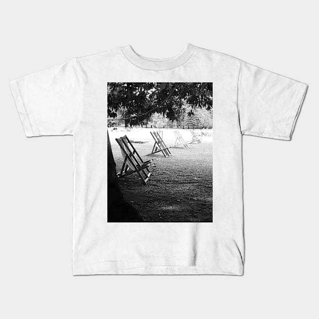 London. Park Chairs in Black and White. Great Britain 2009. Kids T-Shirt by IgorPozdnyakov